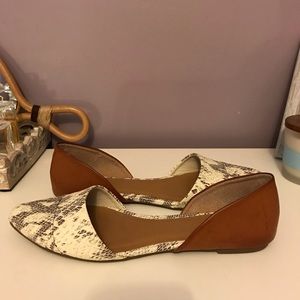 Snakeskin white and tan flats